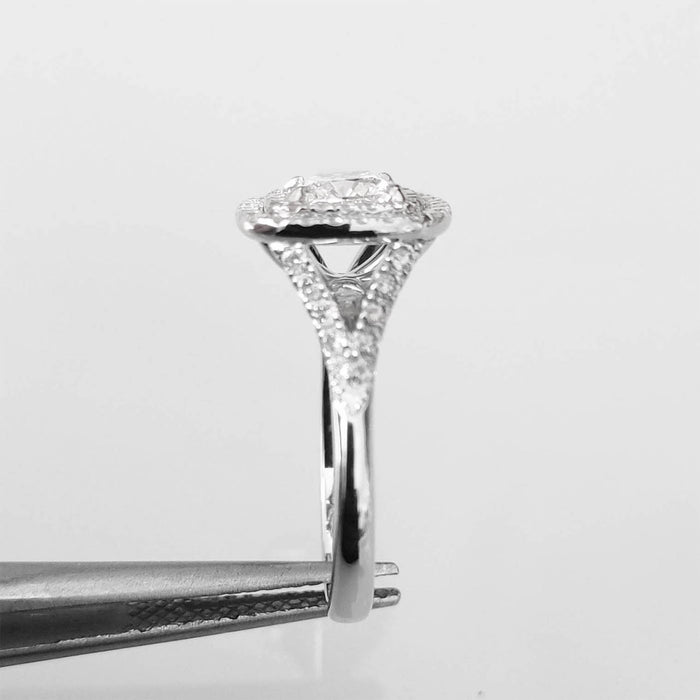 Solitaire Ring  1.0 ct Cushion cut Diamond and brilliants Diamonds. 18K white gold. 9067