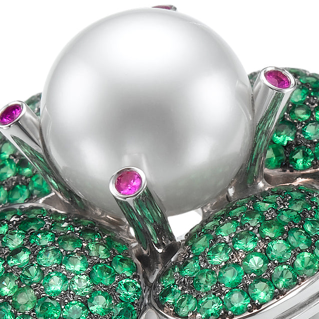 A Tsavorite Ring. Bouquet of Pearls and Tsavorite. LP1474