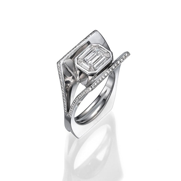 טבעת יהלומים בצורת אמרלד. טבעת סוליטייר. Octava1507.