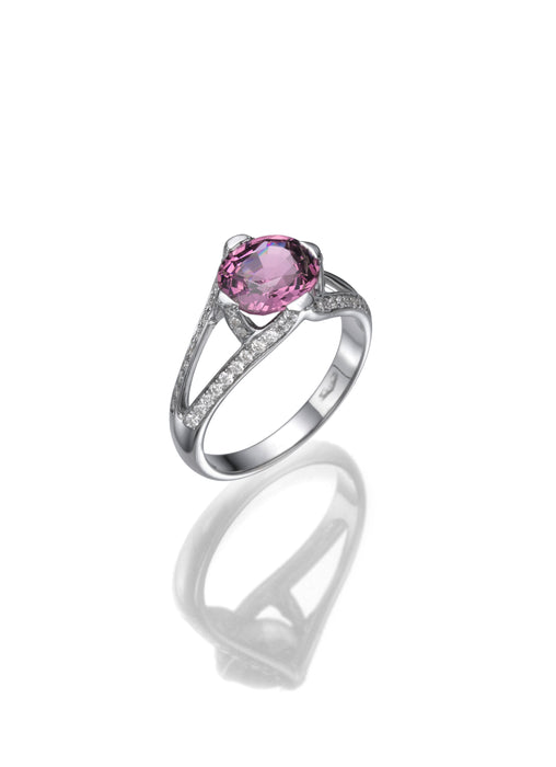 Solitaire  Ring  Pink sapphire cushion shape . 18K gold. 7022