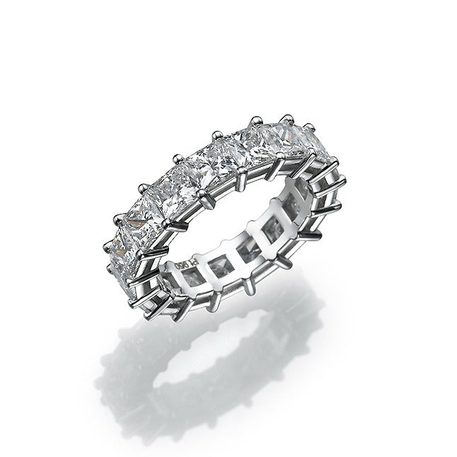 טבעת נישואין של נסיכה חתוכה יהלומים. להקת כלות יהלומים 8027. זהב 18 קראט.