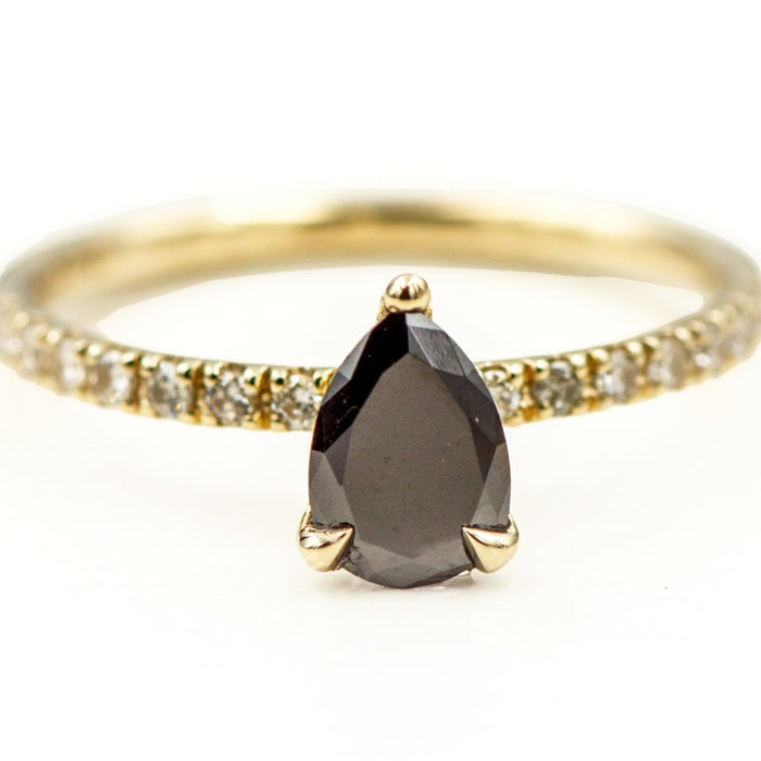 טבעת סוליטייר, צורת אגס של 0.75, יהלום שחור, זהב 18 קראט, 9047