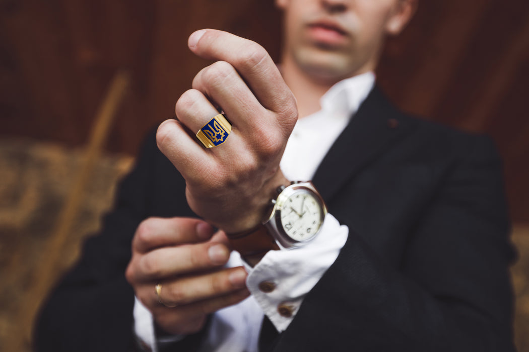 טבעת זהב לאדם. סמל אוקראינה משולב על ידי דייוויד סטאר